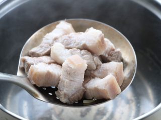 春笋炒肉,切块的五花肉冷水下锅焯水，撇去浮沫，捞出沥干水分备用；