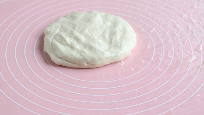 北方烙饼,硅胶垫提前刷一层色拉油，静置好的面团取一小团