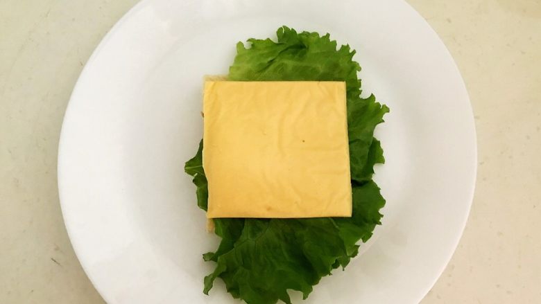 5分钟快手菜  烤肠三明治,在生菜上面放上一片奶酪