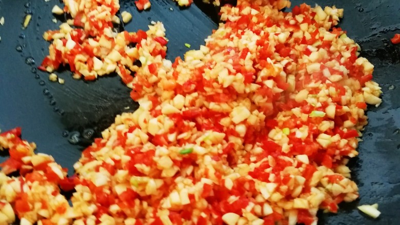 一虾三吃～阿根廷大红虾的花样吃法,黄油融化后倒入大蒜红辣椒碎爆香，关火