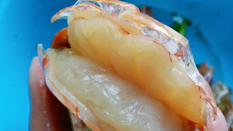 一虾三吃～阿根廷大红虾的花样吃法,用刀把虾子从虾背切开，注意不要切断