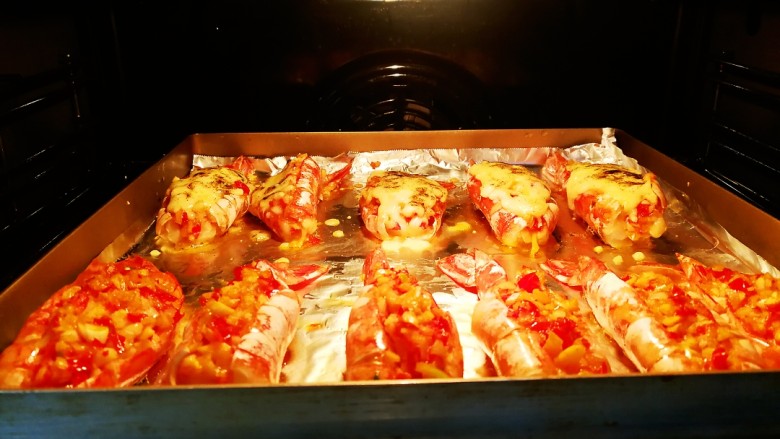 一虾三吃～阿根廷大红虾的花样吃法,放进预热好的烤箱里面，上下火中层220度烤制十分钟左右