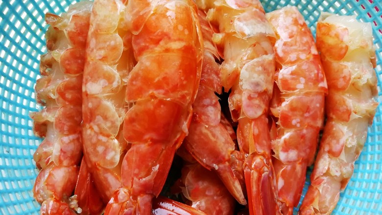 一虾三吃～阿根廷大红虾的花样吃法,身体部分用清水冲洗一下，沥干水分