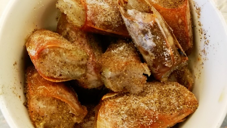 一虾三吃～阿根廷大红虾的花样吃法,虾头用椒盐和盐腌制十分钟左右