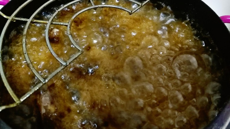 一虾三吃～阿根廷大红虾的花样吃法,油锅烧至八分热时倒入虾头炸熟