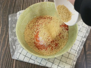 口水鸡,辣子油的部分  辣椒粉和辣椒面 加盐和熟芝麻