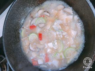 大酱汤,锅里倒入4小碗水，烧开，陆续放入：土豆、香菇、菜瓜煮开，五分钟过后，放入豆腐和炒好的洋葱炒肉