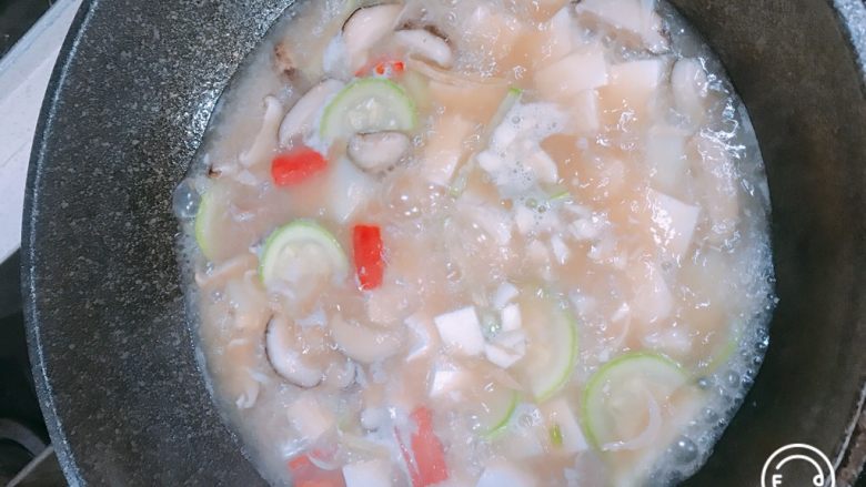 大酱汤,锅里倒入4小碗水，烧开，陆续放入：土豆、香菇、菜瓜煮开，五分钟过后，放入豆腐和炒好的洋葱炒肉