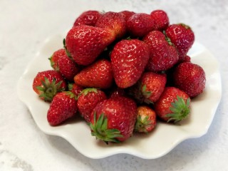 自制无添加草莓酱,新鲜的草莓