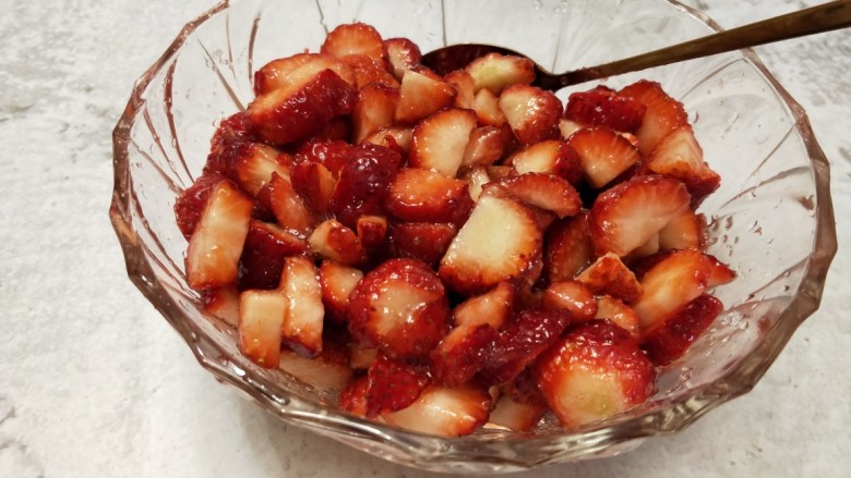 自制无添加草莓酱,搅拌均匀，使糖均匀的附在草莓上