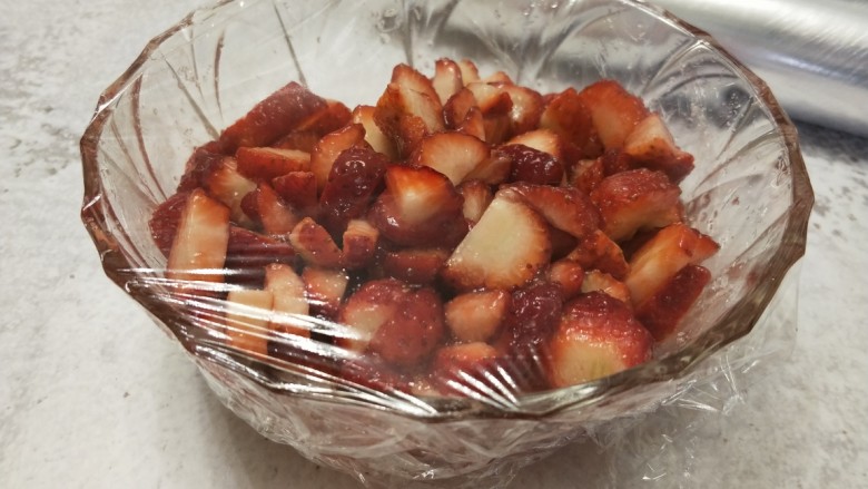 自制无添加草莓酱,盖上保鲜膜，放入冰箱，冷藏两小时