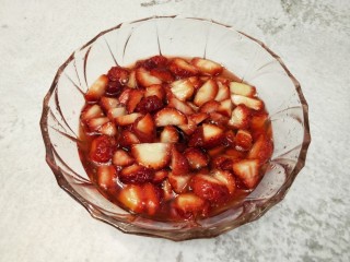 自制无添加草莓酱,冷藏过后，草莓内的水分渗出