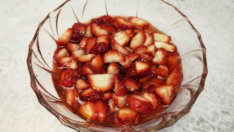 自制无添加草莓酱,冷藏过后，草莓内的水分渗出