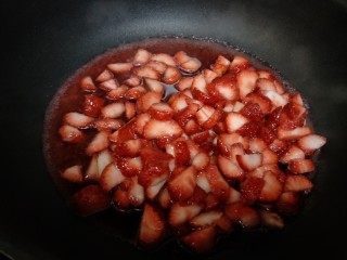 自制无添加草莓酱,将草莓连同汁水全部倒入锅中，大火翻炒