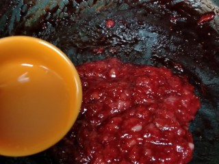 自制无添加草莓酱,果酱翻炒至浓稠状态时，加入柠檬汁，搅拌均匀