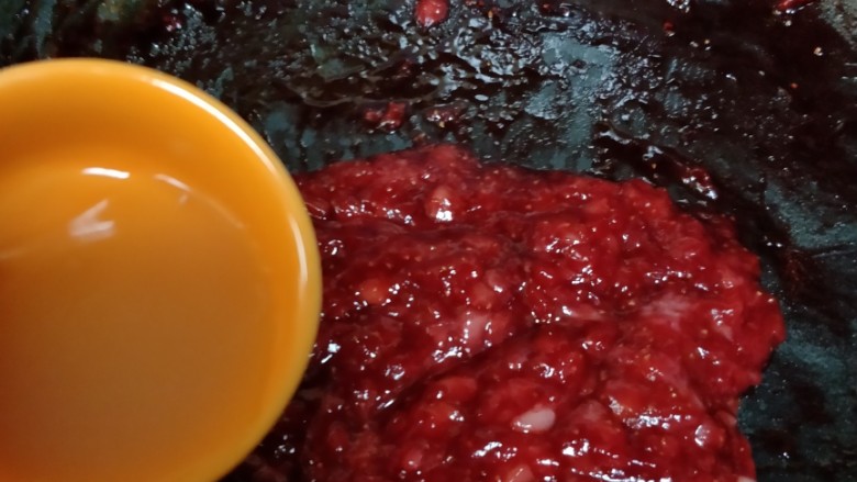 自制无添加草莓酱,果酱翻炒至浓稠状态时，加入柠檬汁，搅拌均匀