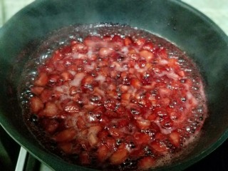 自制无添加草莓酱,不断翻炒直到草莓变软