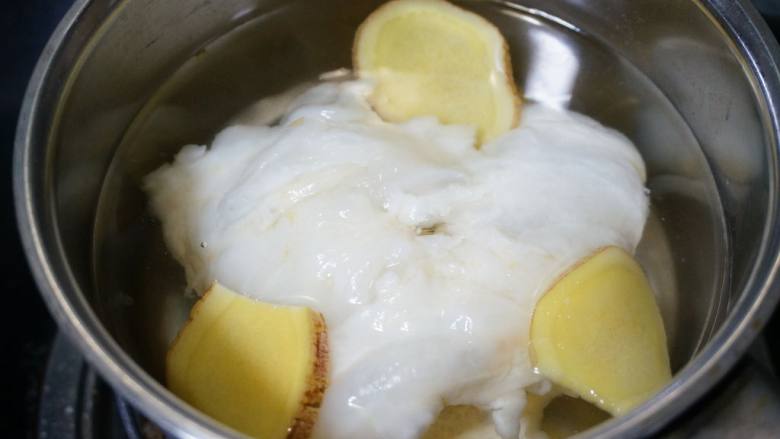 花胶海鲜养颜汤,锅中放水和姜片，煮一下花胶，水沸后，泡着备用
（姜水可以去腥）
