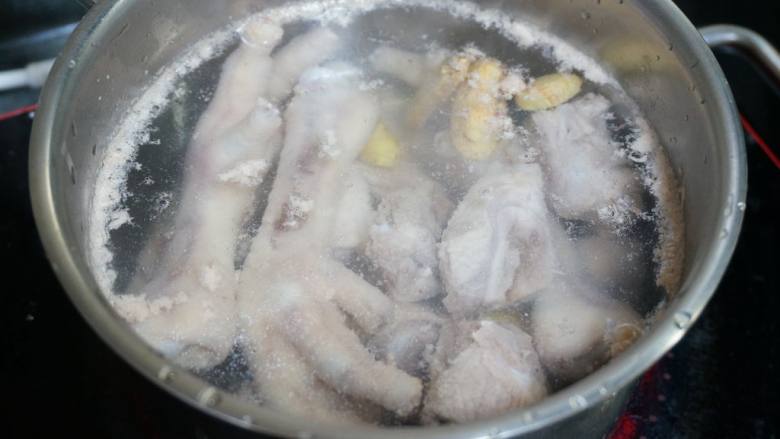 花胶海鲜养颜汤,肉类洗干净，冷水放入姜片和肉，小火煮沸，直到血沫出现，关火捞出肉类，清洗干净
（汆肉的水是不要的）