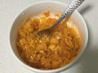 网红咸蛋黄肉松青团,用勺子把咸蛋黄碾碎。