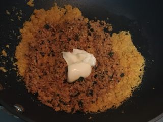 网红咸蛋黄肉松青团,放入锅中加肉松、沙拉酱搅拌均匀。