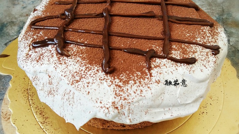 脏脏蛋糕,剩下的所有奶油都平铺在蛋糕体上，周围会自然往下流，表面筛入可可粉