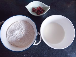 蔓越莓蒸糕,蒸糕粉50g，牛奶或者配方奶60g（也可以用水50g）