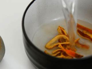 这款红豆陈皮番薯汤，解决胃口不开、帮助消化，冰镇热饮都好喝,陈皮浸泡备用。