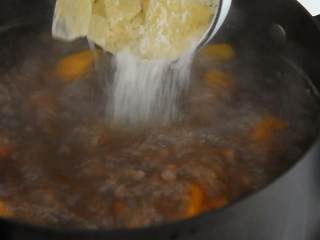 这款红豆陈皮番薯汤，解决胃口不开、帮助消化，冰镇热饮都好喝,小火煮40分钟，加入冰糖化开即可。
