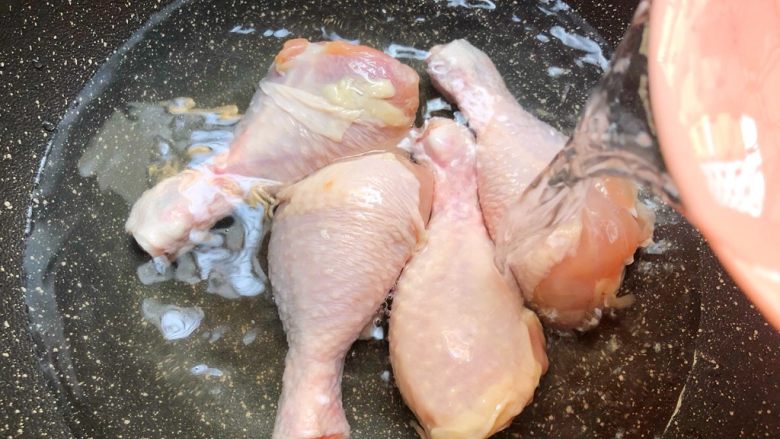 香辣口水鸡,鸡腿放入锅里，放入一碗水，水能盖过鸡腿就行，大火烧开，煮出血末