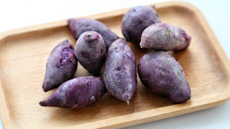 紫薯玫瑰花馒头,将紫薯上锅蒸熟
