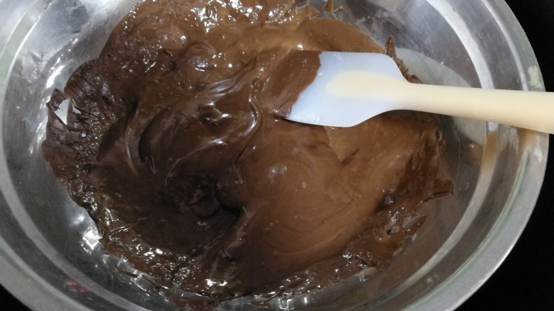 六寸巧克力淋面慕斯蛋糕,搅拌均匀。