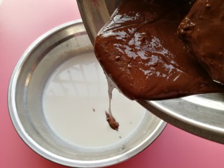 六寸巧克力淋面慕斯蛋糕,融化的巧克力倒入吉利丁和纯牛奶糊里面。