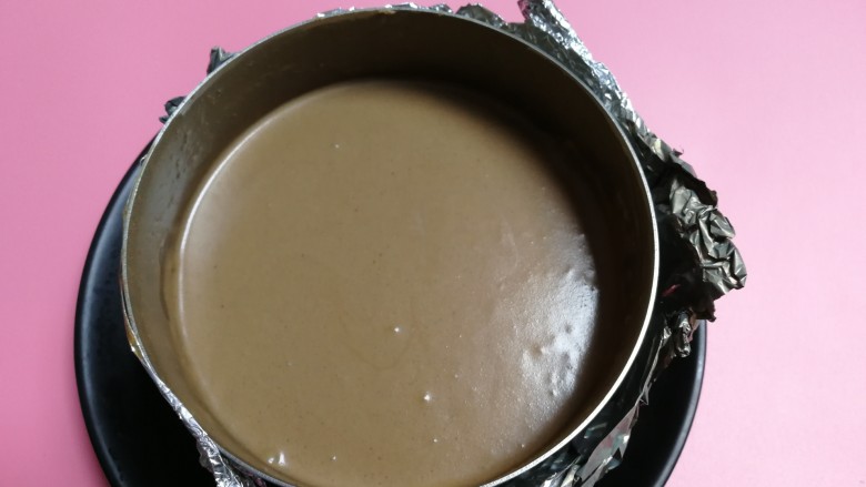 六寸巧克力淋面慕斯蛋糕,倒入慕斯糊，如果太稀 ，可以放入冰箱冷藏或者冷冻10分钟左右。