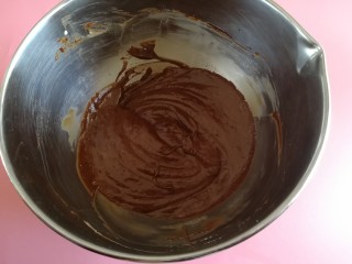 六寸巧克力淋面慕斯蛋糕,淋面的巧克力隔水融化以后，放入淡奶油一起搅拌。