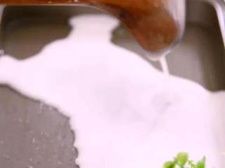 广东肠粉最简单的制作,盛一勺米浆，均匀铺平