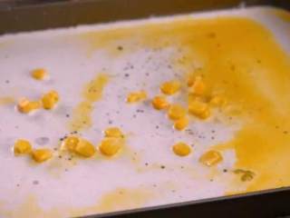 广东肠粉最简单的制作,放入鸡蛋液、玉米粒