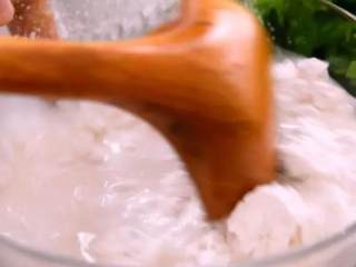 广东肠粉最简单的制作,碗中倒入肠粉，加入适量清水，搅拌均匀