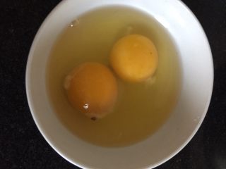 瑶柱（干贝）蒸蛋,用两个同样大小的碗，一个打入鸡蛋一个装上清水，清水的量大概是鸡蛋的2倍左右，不用很精确，将清水和干贝一同放入锅中煮开，备用