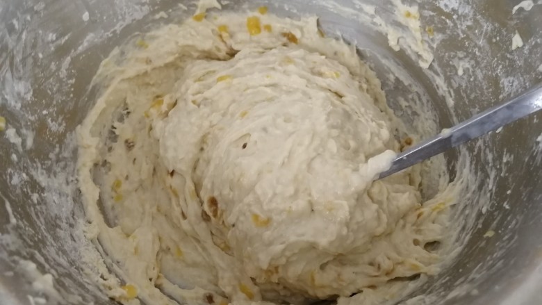糯米香蕉派（排）,用勺子顺时针搅拌均匀（如图），糯米粉比较粘不易用手搅拌。