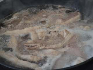 香辣羊蝎子,泡好的羊蝎子和冷水一起下锅，大火煮开，开锅盖，再煮5分钟。