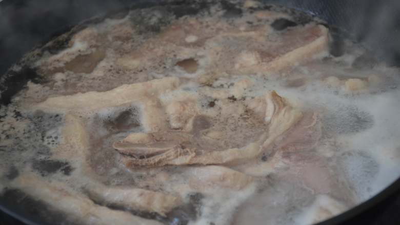 香辣羊蝎子,泡好的羊蝎子和冷水一起下锅，大火煮开，开锅盖，再煮5分钟。