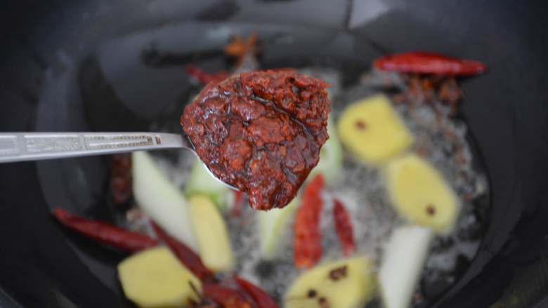 香辣羊蝎子,加一大勺豆瓣酱。根据个人口味，能吃辣的可以多放。