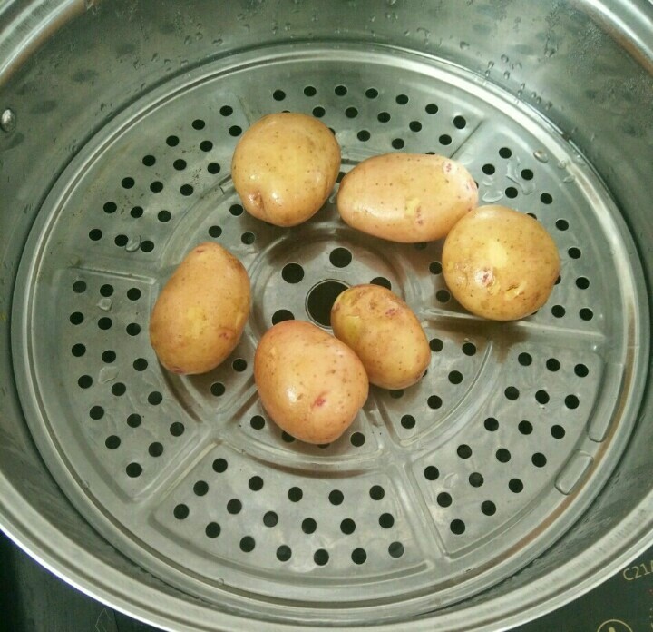 香煎小土豆,土豆洗干净表面泥土，放到蒸锅蒸熟，筷子可以轻松穿过。
