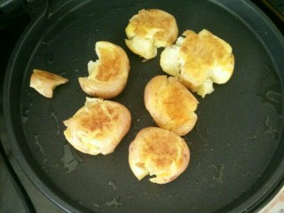 香煎小土豆,煎至两面金黄，盛出来备用。