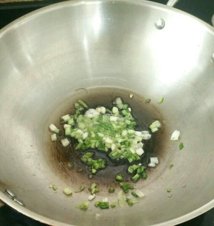 香煎小土豆,热锅凉油下葱花，煸出香味。