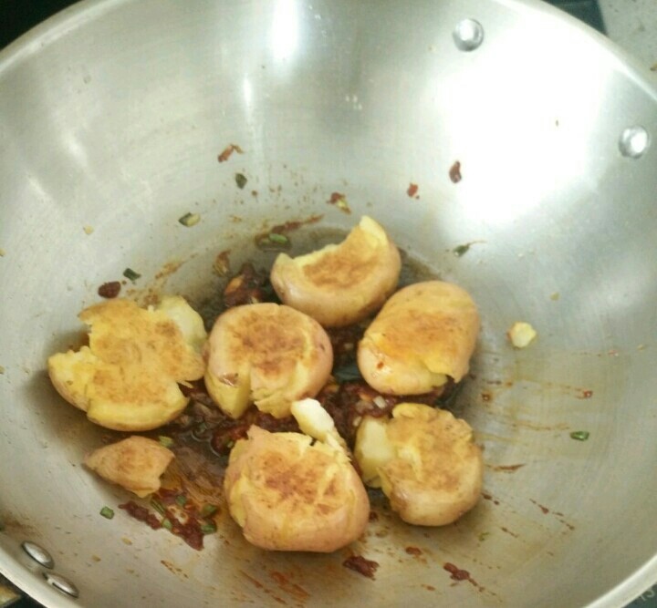 香煎小土豆,接着放入土豆。
