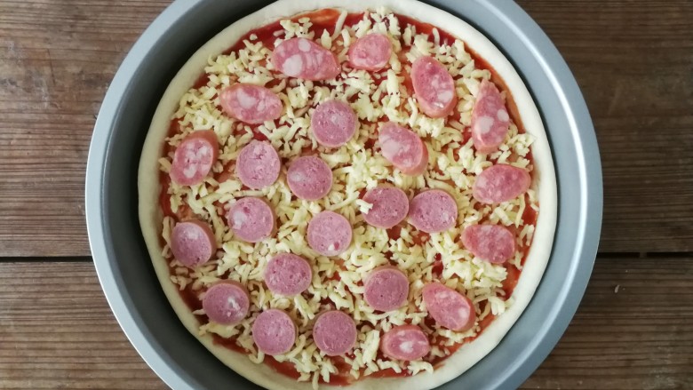 薄底香肠披萨,铺上一层香肠片