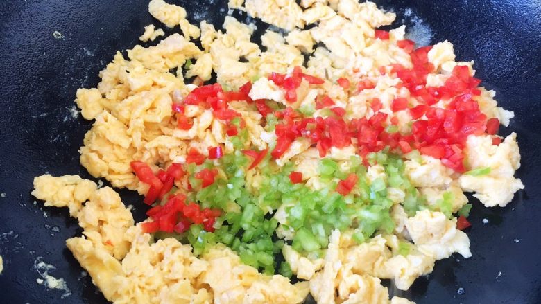 鱼籽炒鸡蛋,放入青红椒碎炒匀即可。