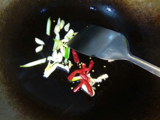 干煸四季豆,放入红辣椒，转小火翻炒，不要把辣椒炒糊